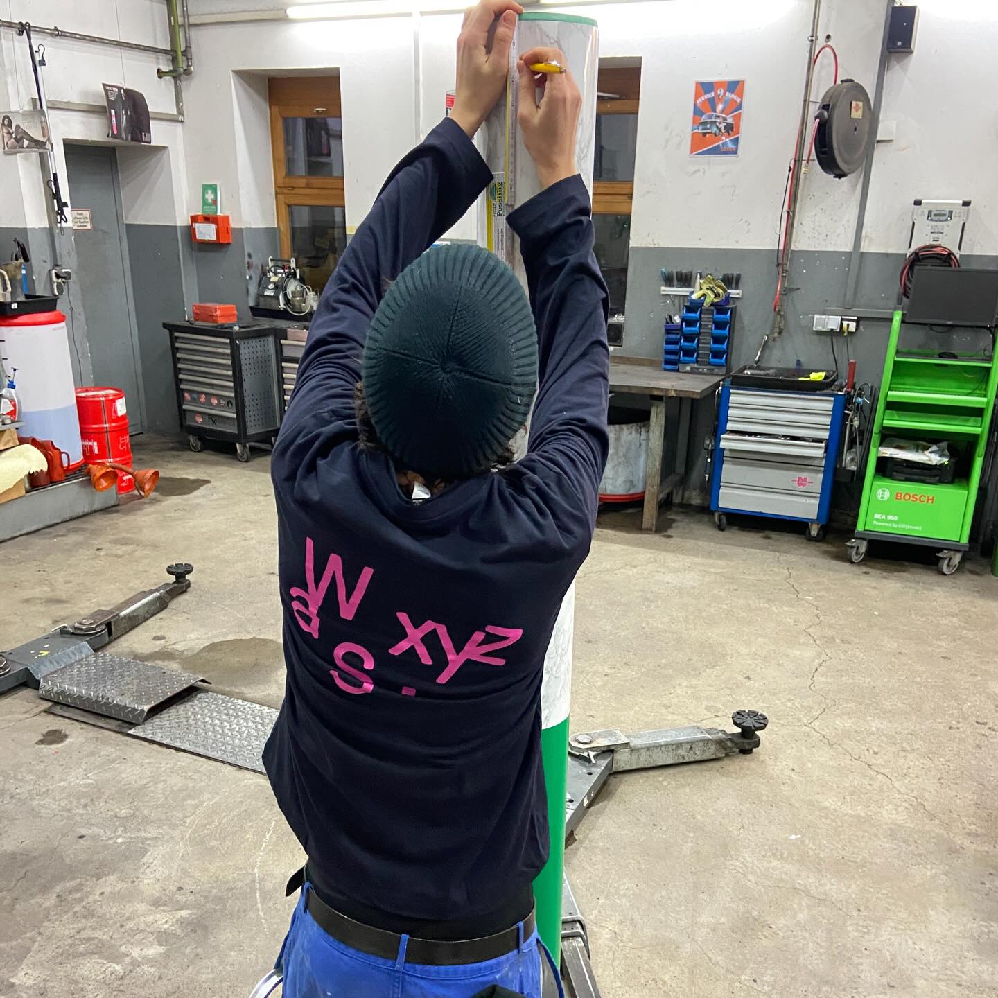 Arbeit über Kopf in der Werkstatt